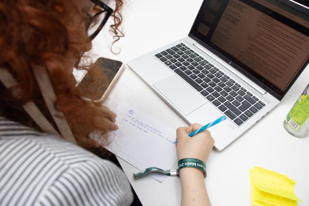 Person mit Laptop am Arbeiten